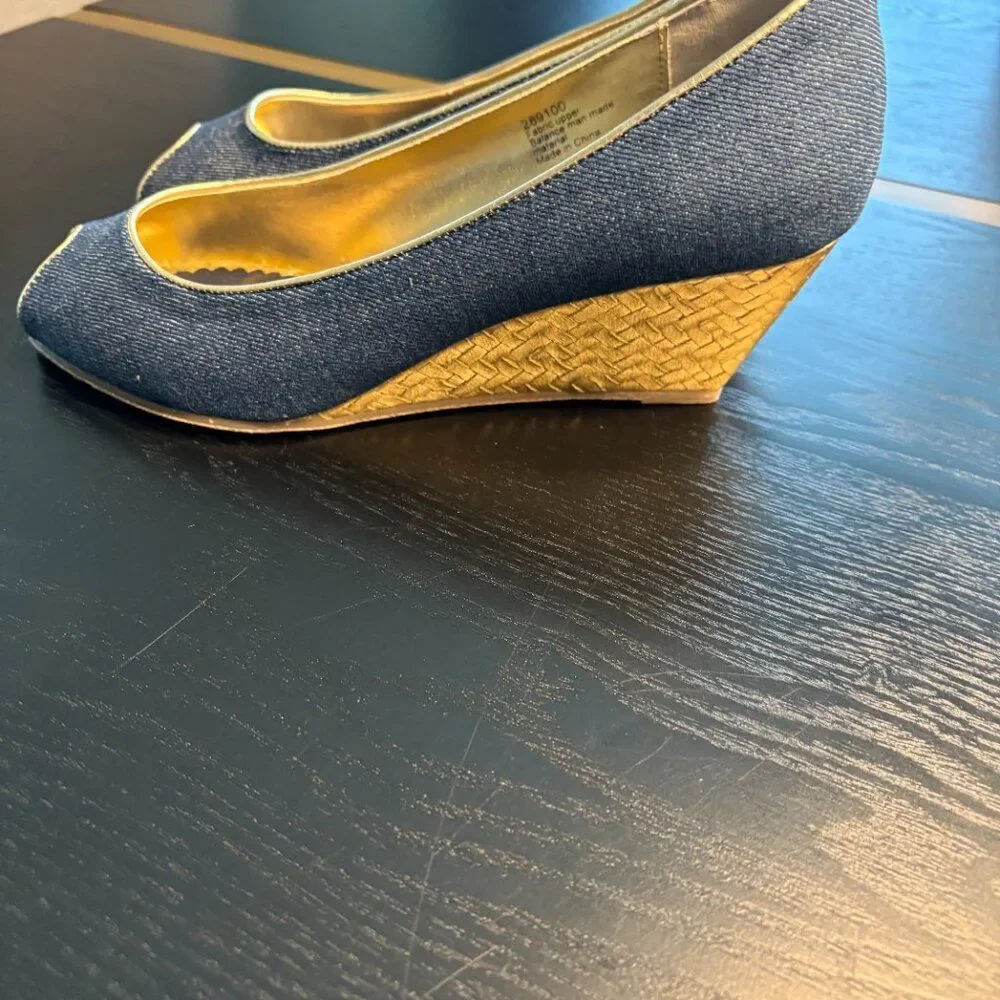 A J Valenci Peep Toe Denim Wedge Pumps Blue Gold Trim Size 9W – EUC